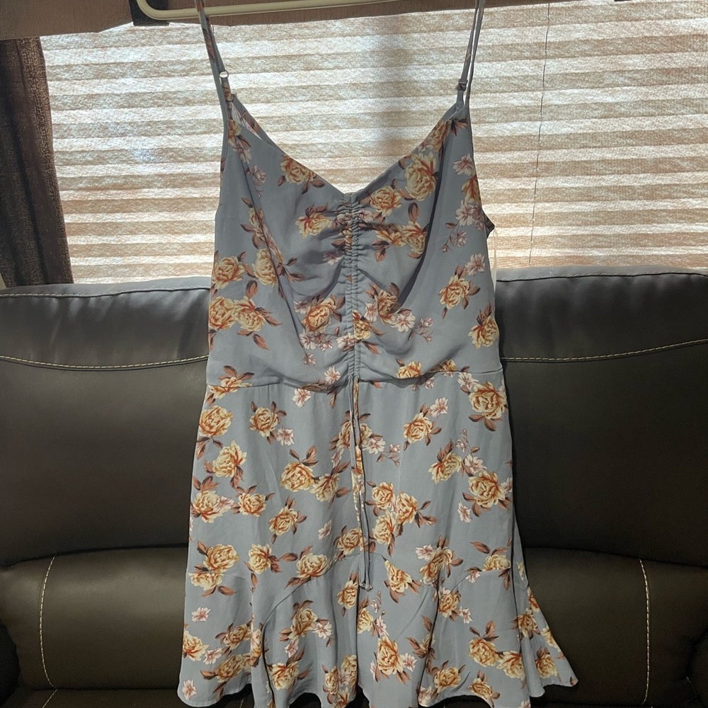 Short sundress with keyhole in the back💙🤍